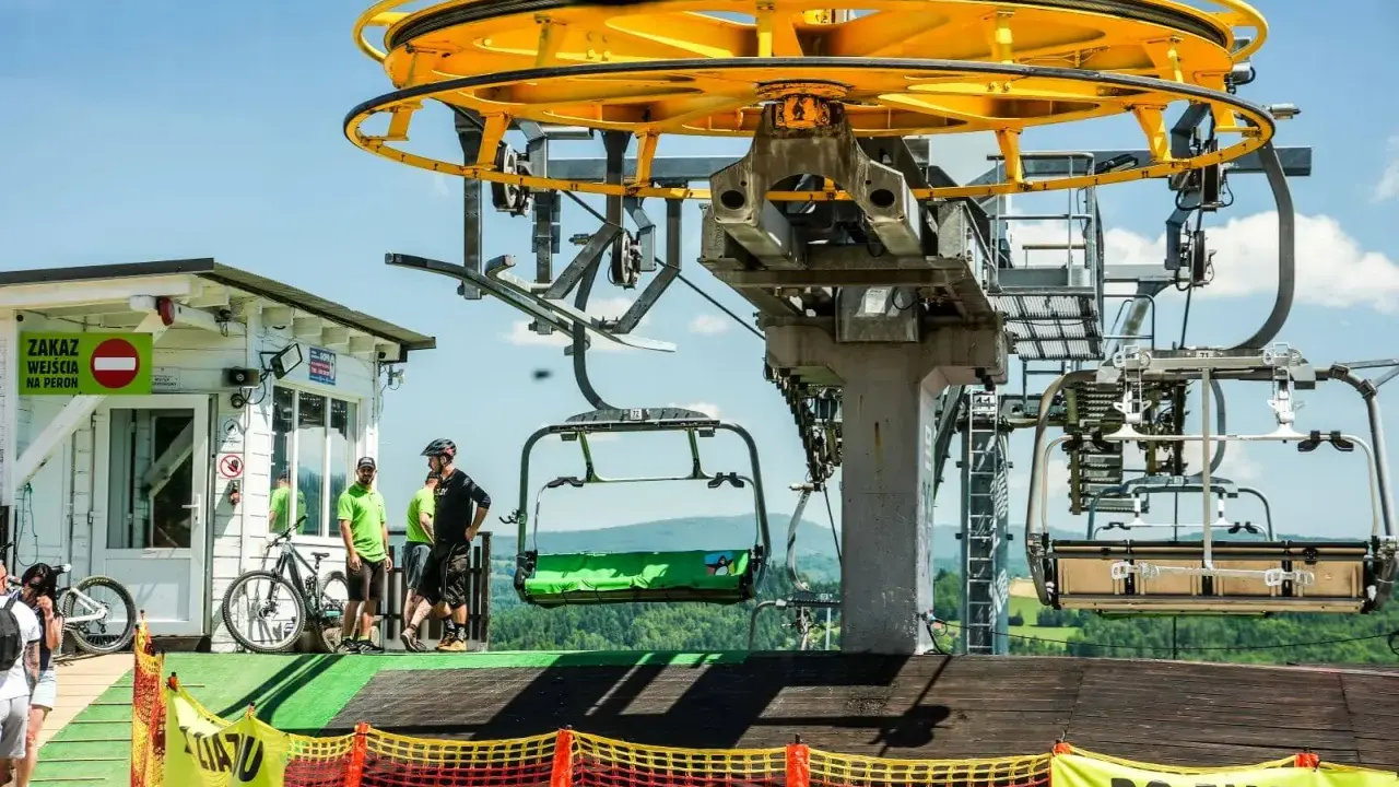 Kolejki linowe w Polsce, w tym ta z rowerami, czekają na miłośników górskich przygód.