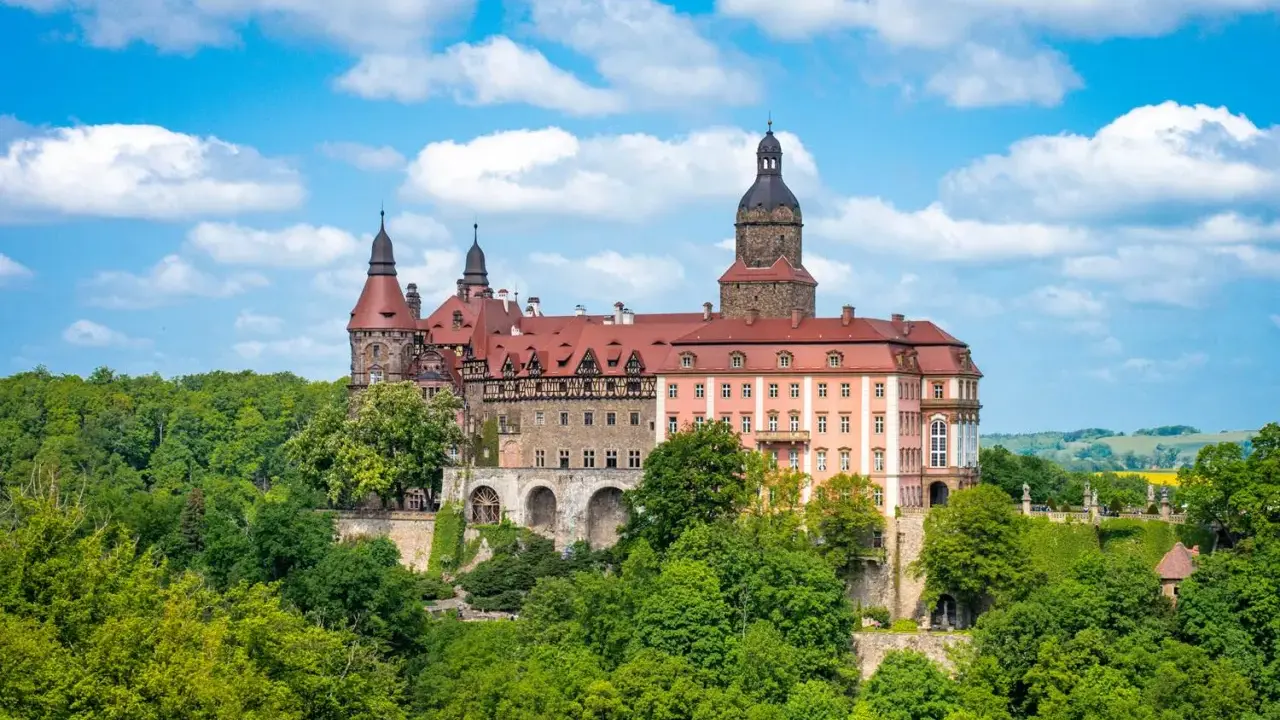 Zamek Książ, jeden z najlepszych zamków w Polsce, wznosi się dumnie wśród zieleni.