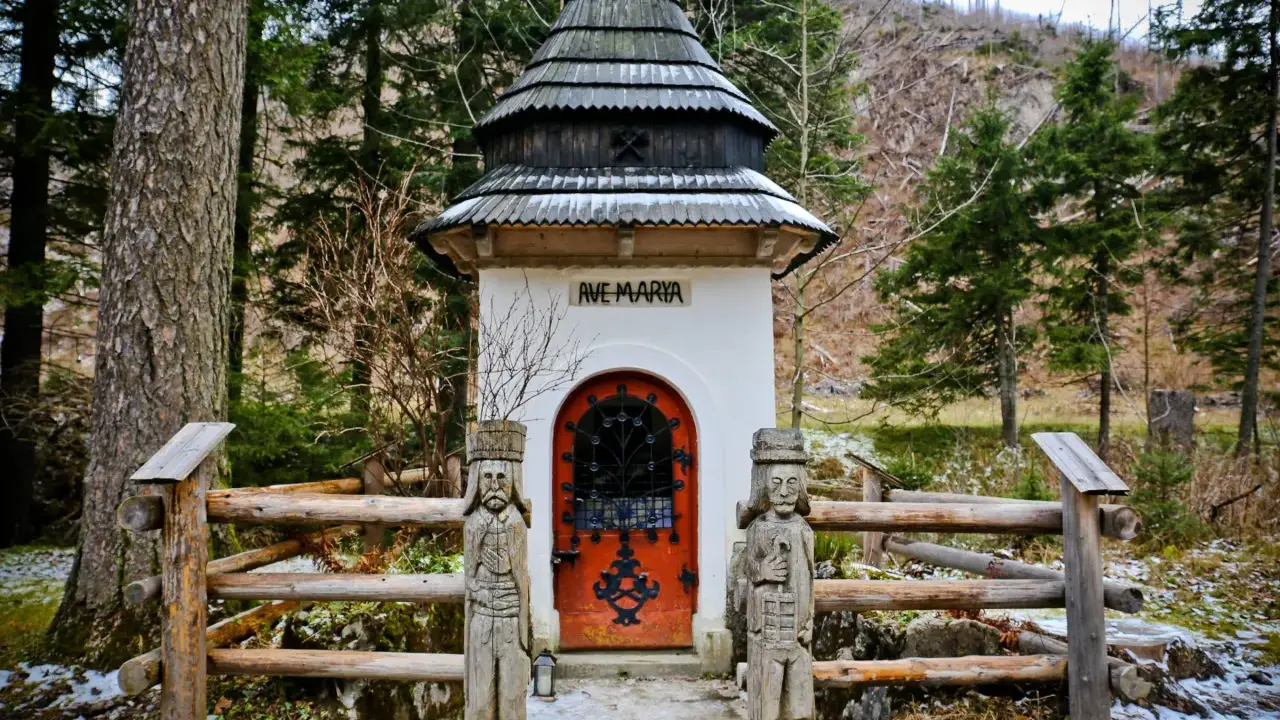 Kapliczka "Ave Maria" w Dolinie Kościeliskiej. Ile się idzie? Zależy od tempa, ale warto!