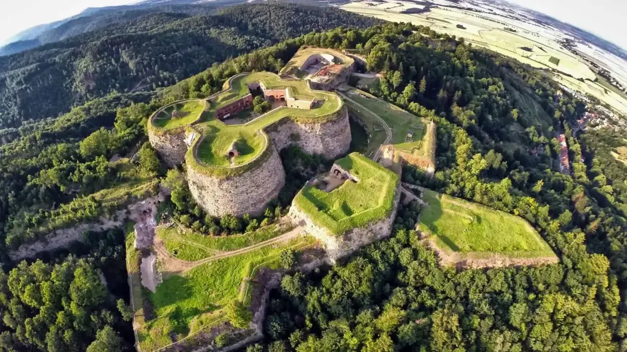 Forteca Srebrna Góra, jedno z najciekawszych miejsc na Dolnym Śląsku, góruje nad lasami.