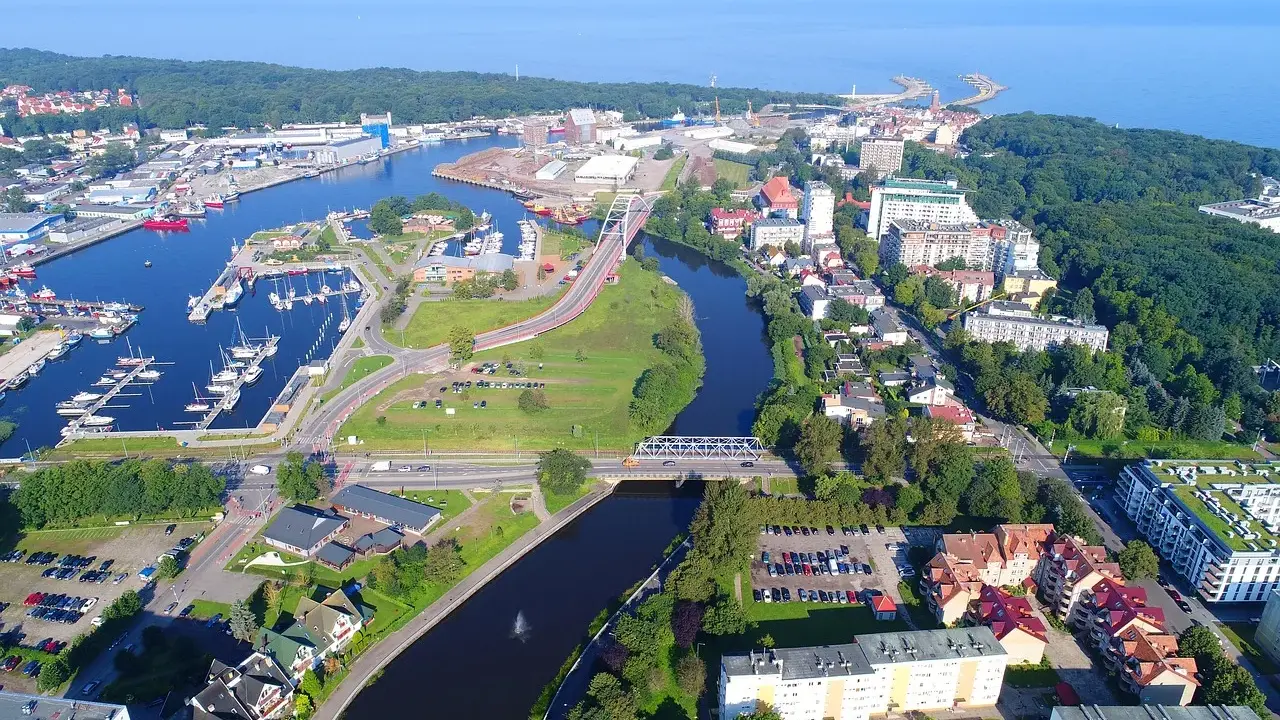 Widok z lotu ptaka na port jachtowy i miasto. Idealne miejsce na jednodniowe wycieczki zachodniopomorskie.
