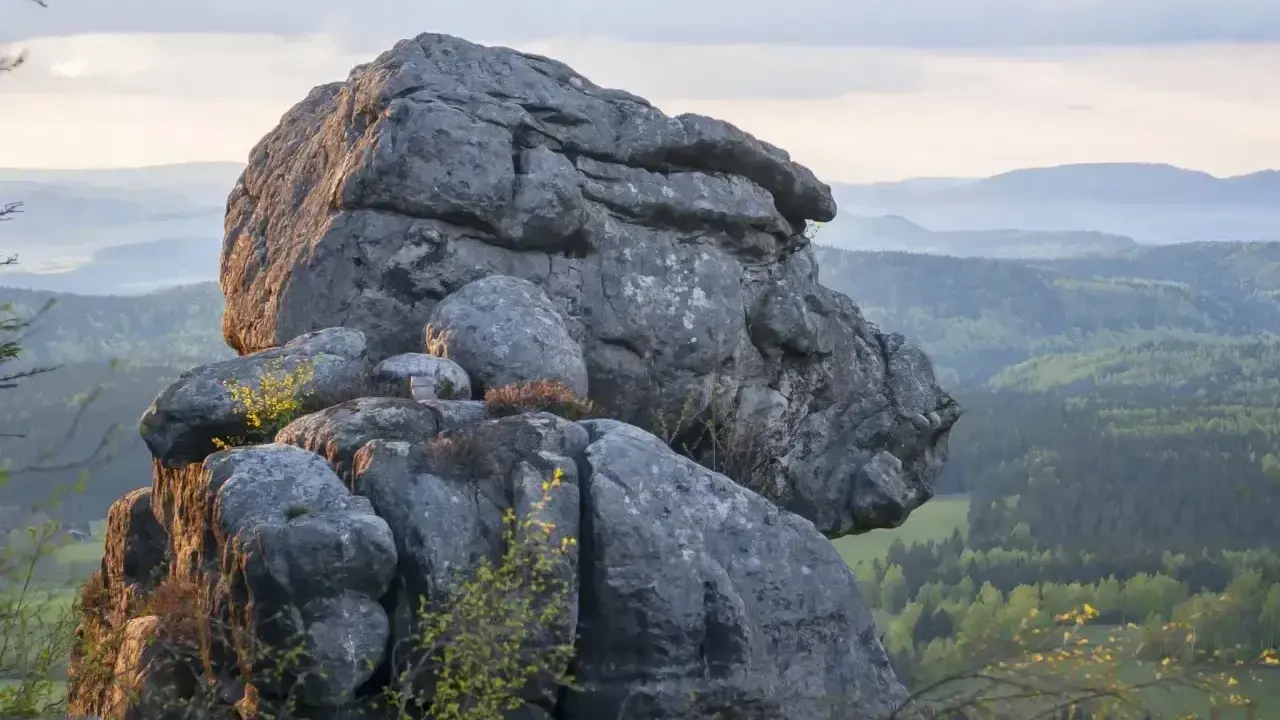 Gigantyczne skały na tle zielonych dolin. Góry Stołowe w zachodzącym słońcu, tworzące niezwykły krajobraz.