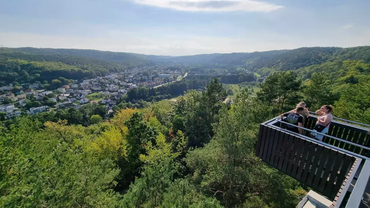Widok z platformy widokowej na górze Markowca w Rumi. W dole rozciąga się miasto otoczone zielonymi wzgórzami.