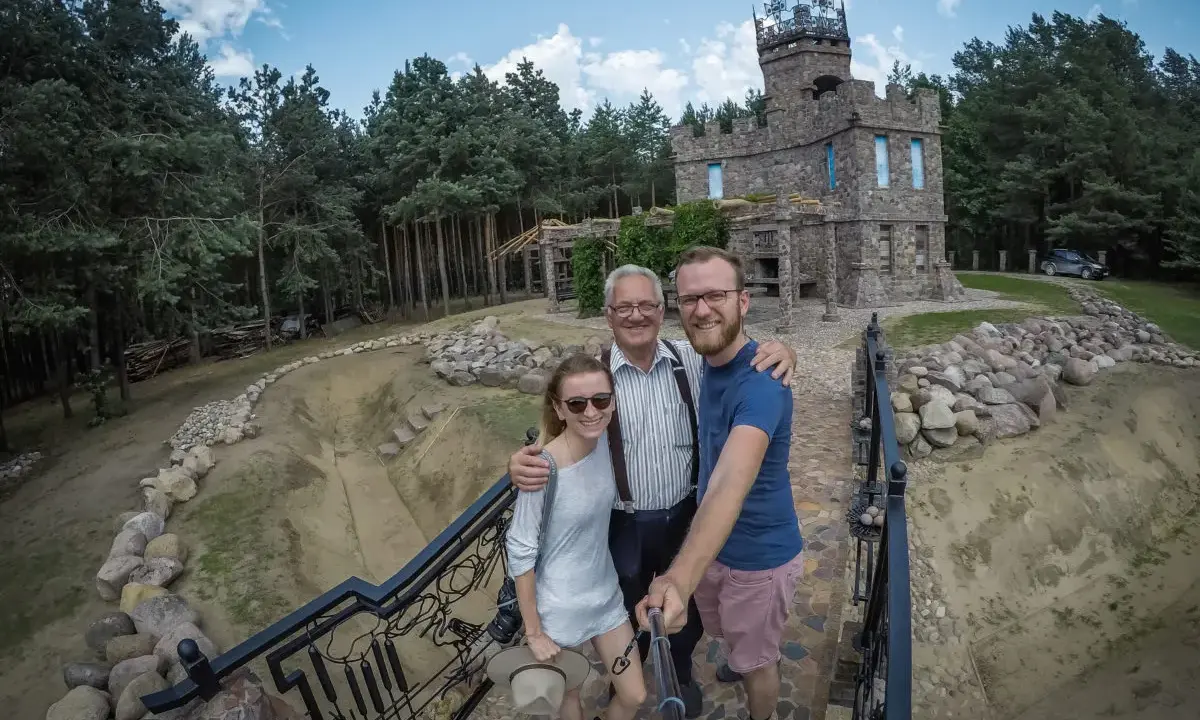 Rodzina pozuje do zdjęcia na tle kamiennego zamku, jednego z romantycznych miejsc na Podlasiu.
