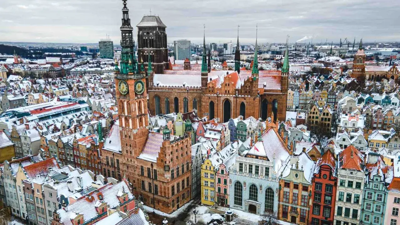 Zimowy Gdańsk zachwyca! Ratusz i Bazylika Mariacka w śnieżnej scenerii to idealne gdańsk atrakcje dla dorosłych, szukających piękna i historii.