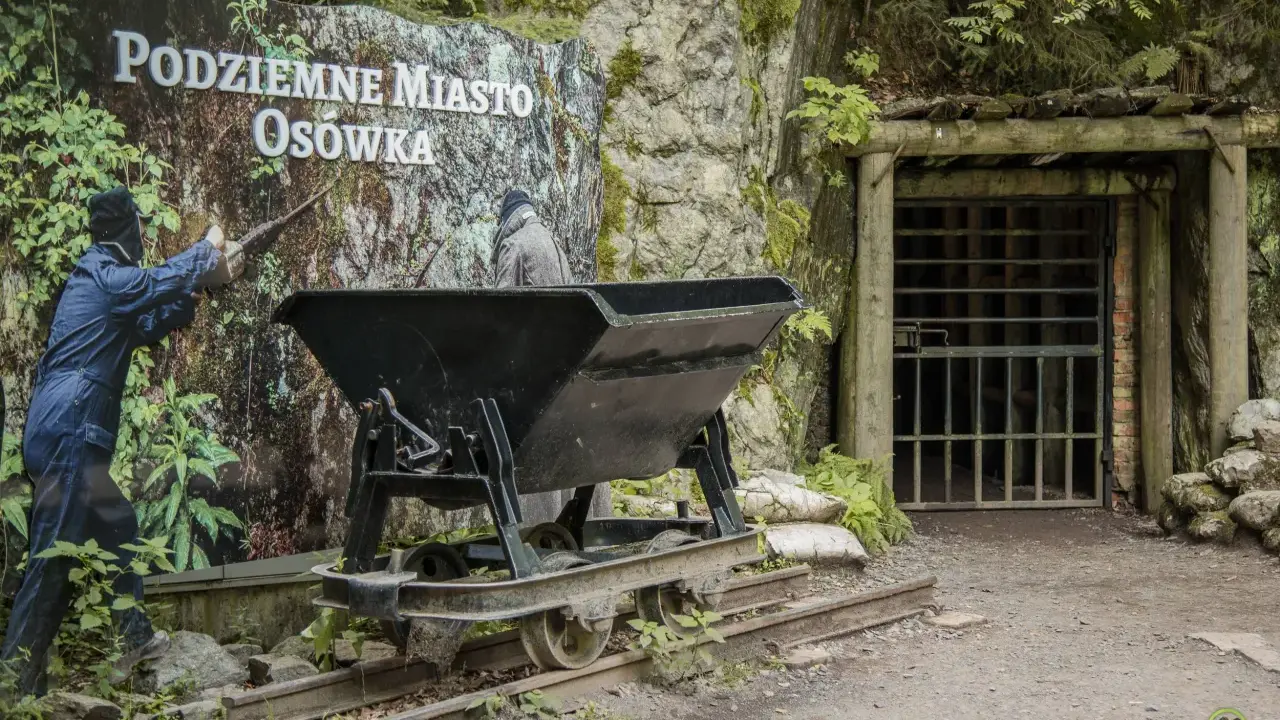 Wejście do Podziemnego Miasta Osówka, z wagonikiem i manekinem górnika. To jedno z wielu podziemnych miast w Polsce.