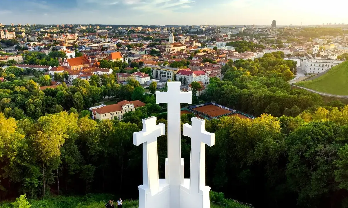 Góra Trzech Krzyży w Wilnie góruje nad miastem, oferując zapierającą dech w piersiach panoramę. Wysokość tego monumentu pozwala podziwiać architekturę i zieleń.
