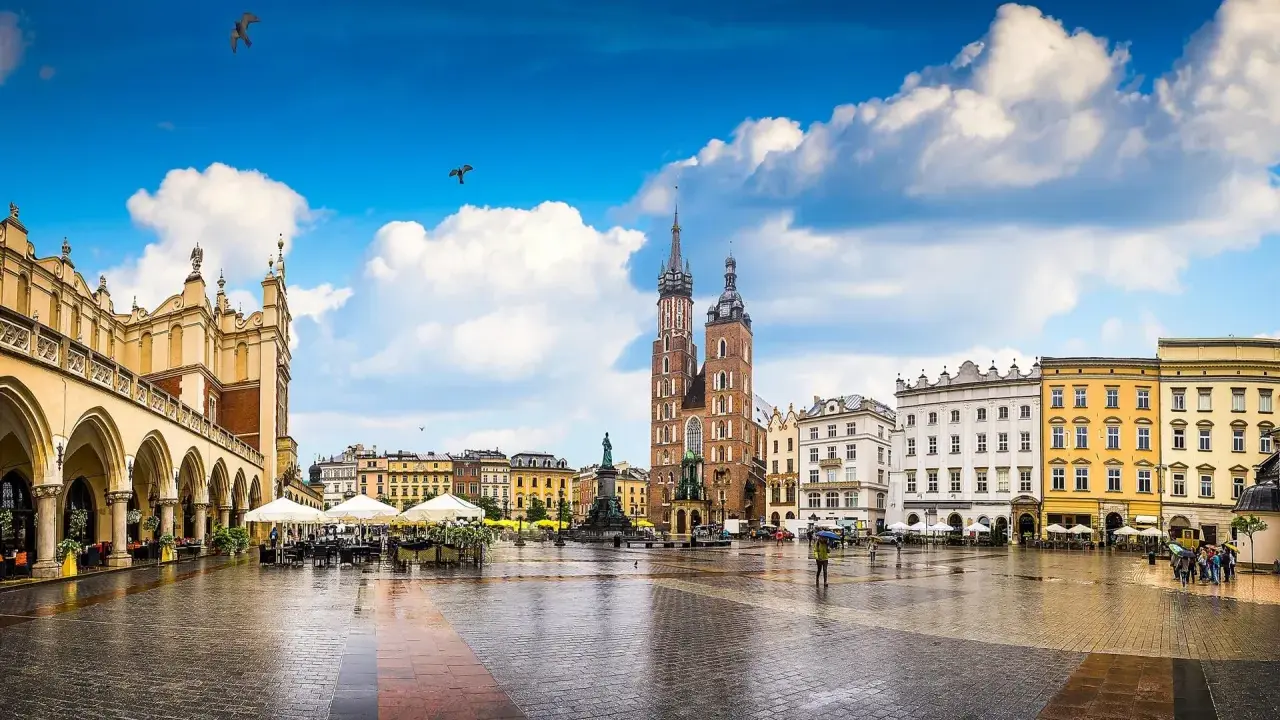 Krakowski Rynek Główny, jeden z największych rynków w Polsce, z Sukiennicami i Kościołem Mariackim.