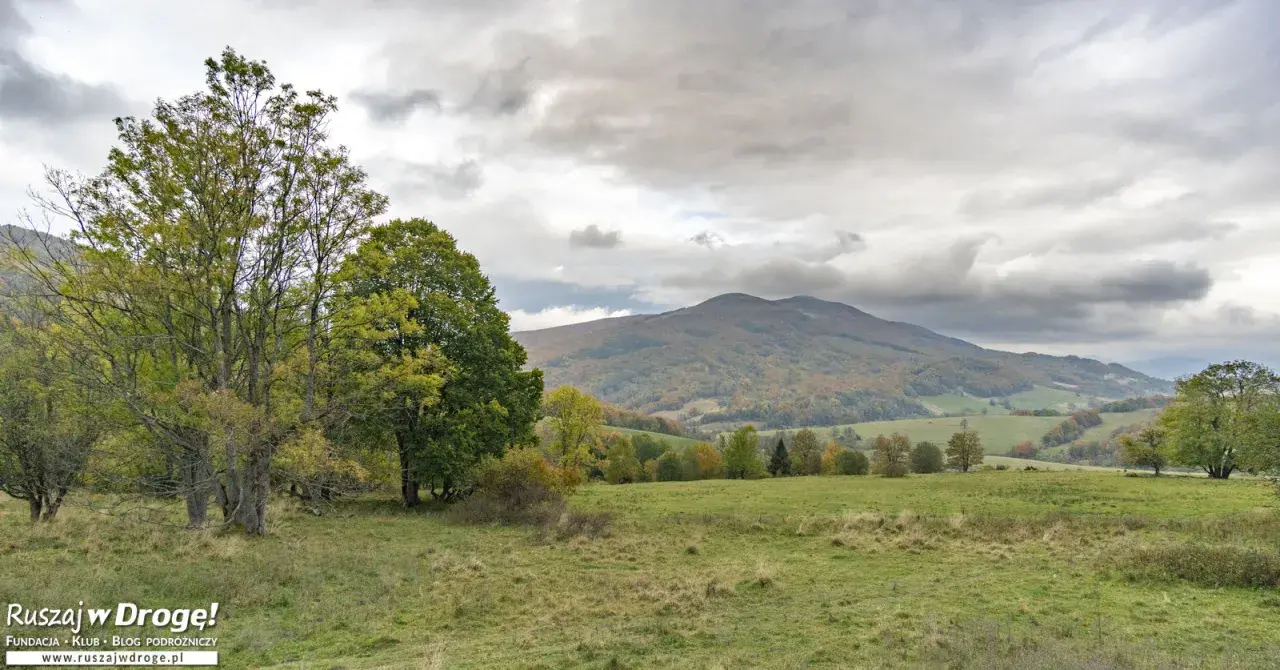 Jesienne Bieszczady, chmury nad górami. Co robić w Bieszczadach, gdy pada? Podziwiać widoki, szukać schronienia w karczmie.
