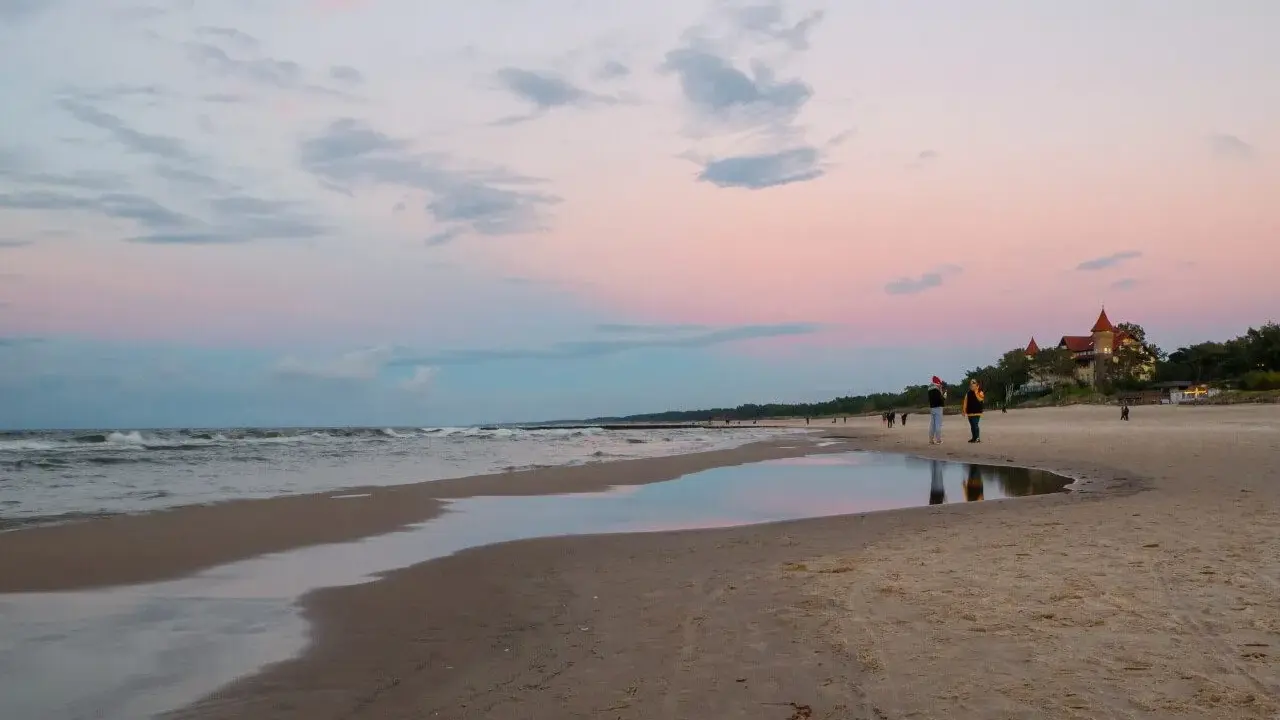 Zachód słońca nad morzem w Łebie. Spacer po plaży, romantyczne widoki, idealne łeba atrakcje dla dorosłych.