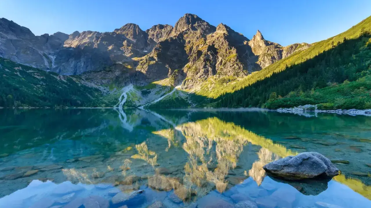 Morskie Oko, perła Tatr, zachwyca o każdej porze roku. To miejsce, co warto zobaczyć w Tatrach, oferuje niesamowite widoki i spokój.