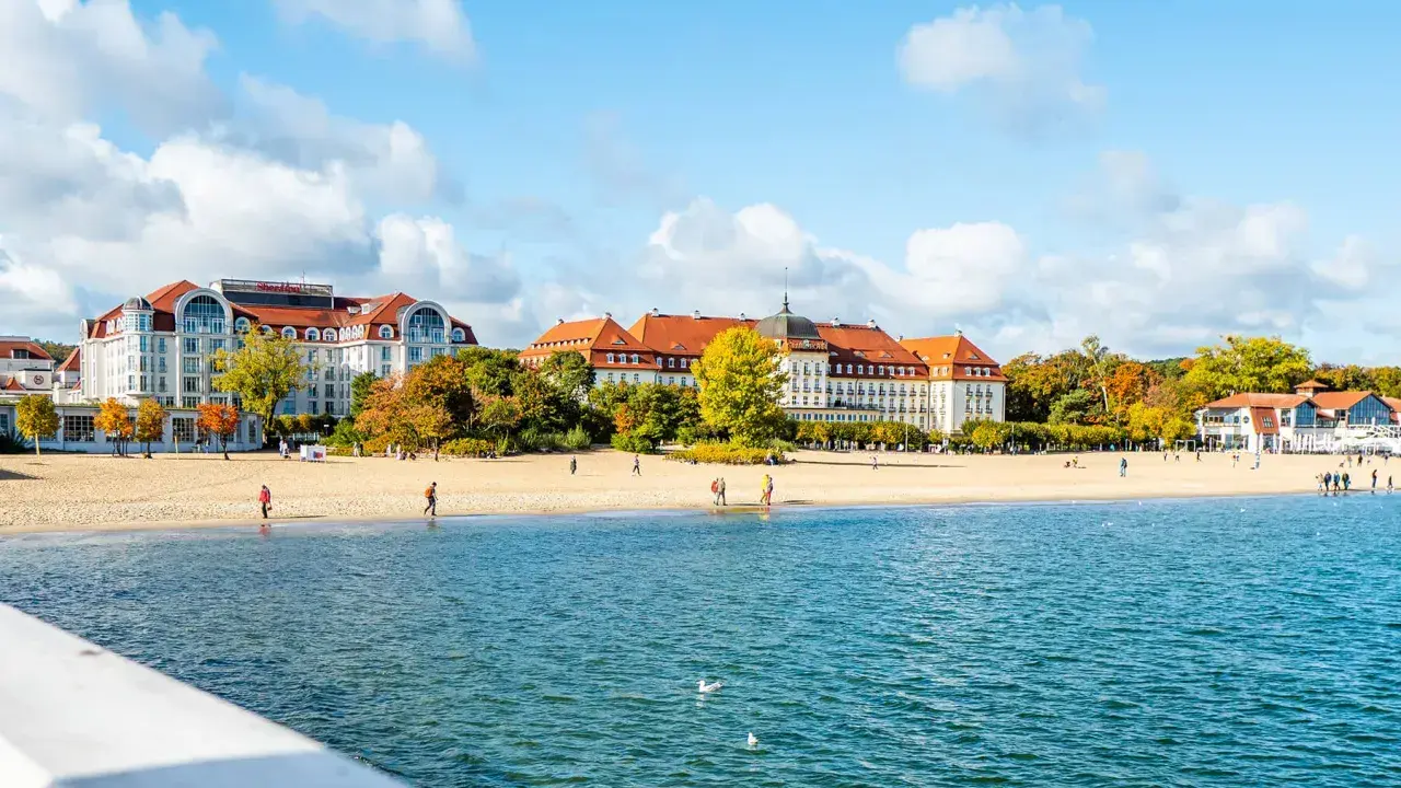Sopot – piękne, ciekawe miejsca w Polsce na jednodniowy wypad. Spacer po plaży i widok na zabytkowe hotele.