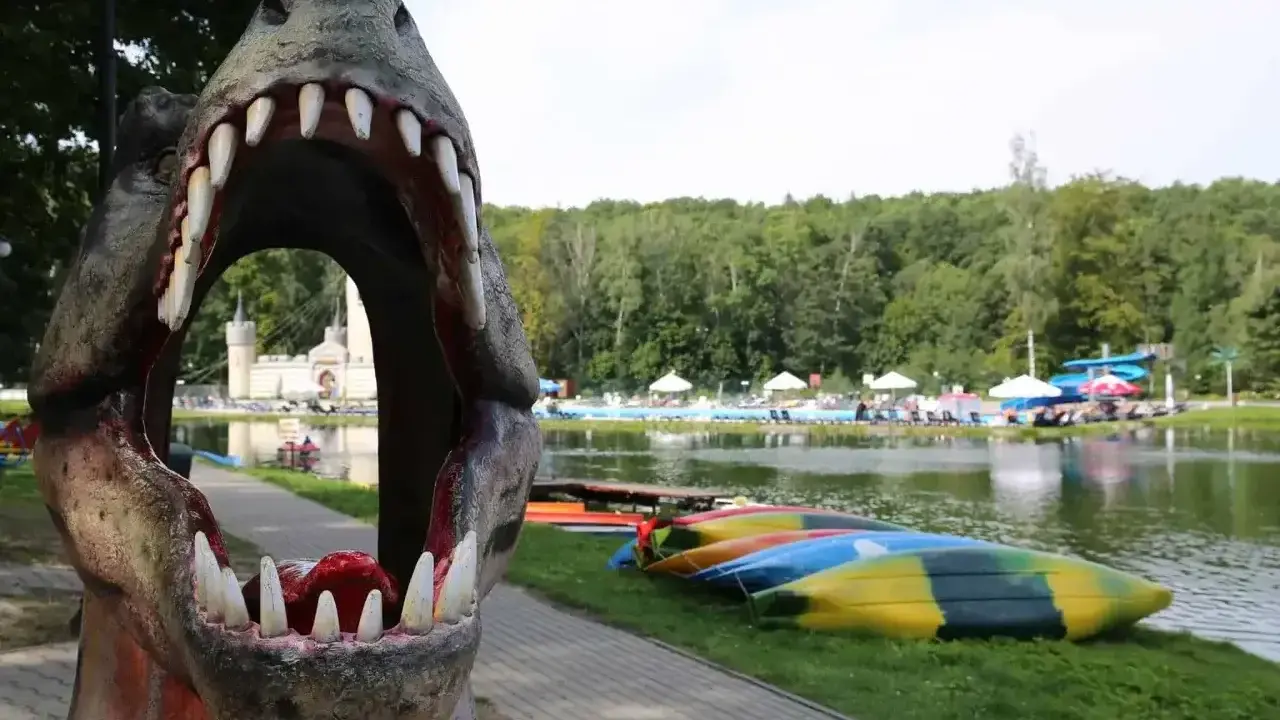 Przez paszczę dinozaura widać zamek i basen, a obok leżą kolorowe kajaki. To jedne z magicznych miejsc opolskich.