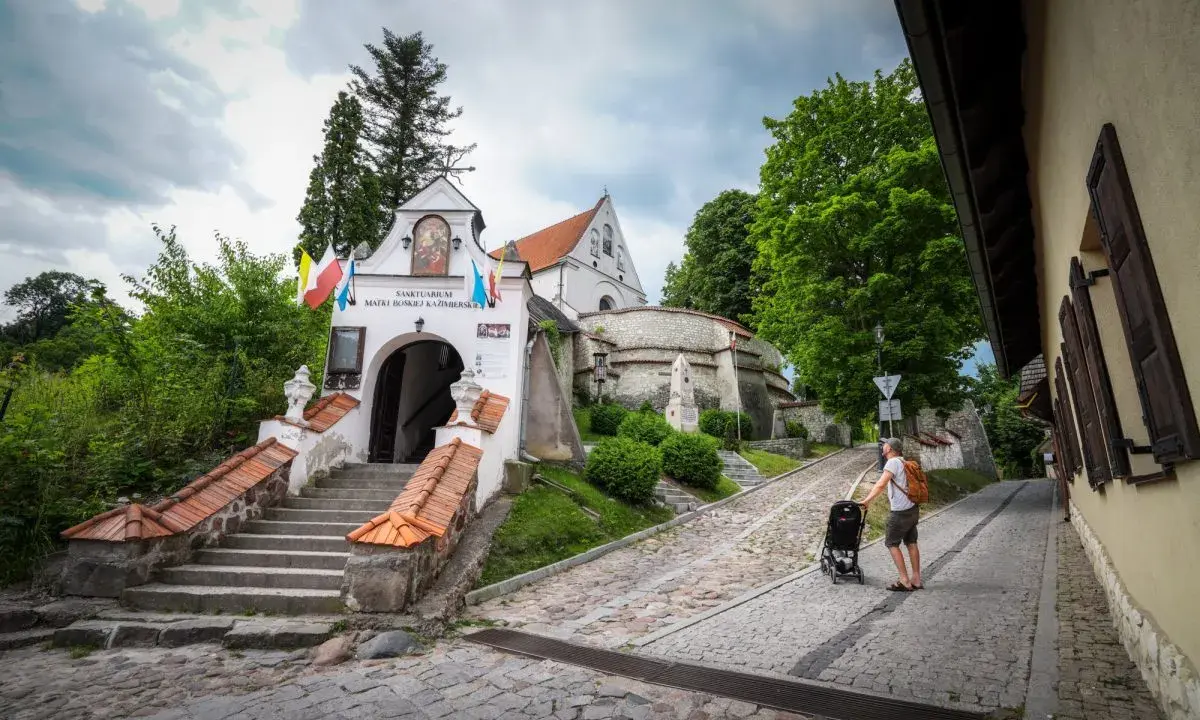Szukasz pomysłu, gdzie na weekend lubelskie? Sanktuarium Matki Boskiej Kazimierskiej zaprasza. Spacer brukowaną uliczką z wózkiem.