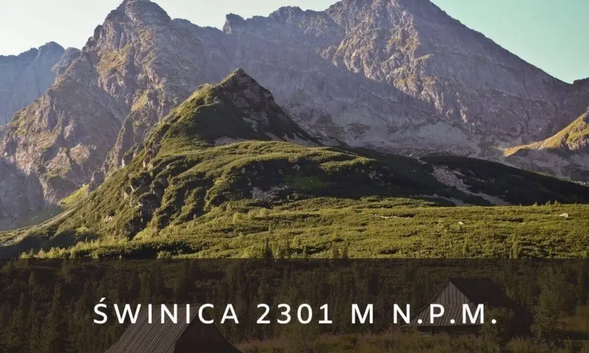 Majestatyczna góra Świnica w Tatrach, 2301 m n.p.m. W dole widać chatkę i zielone zbocza.