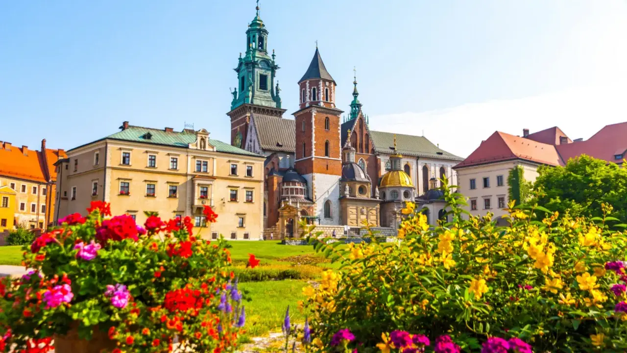 Wawel w Krakowie, jeden z najpiękniejszych zabytków Polski, otoczony kwitnącymi kwiatami.