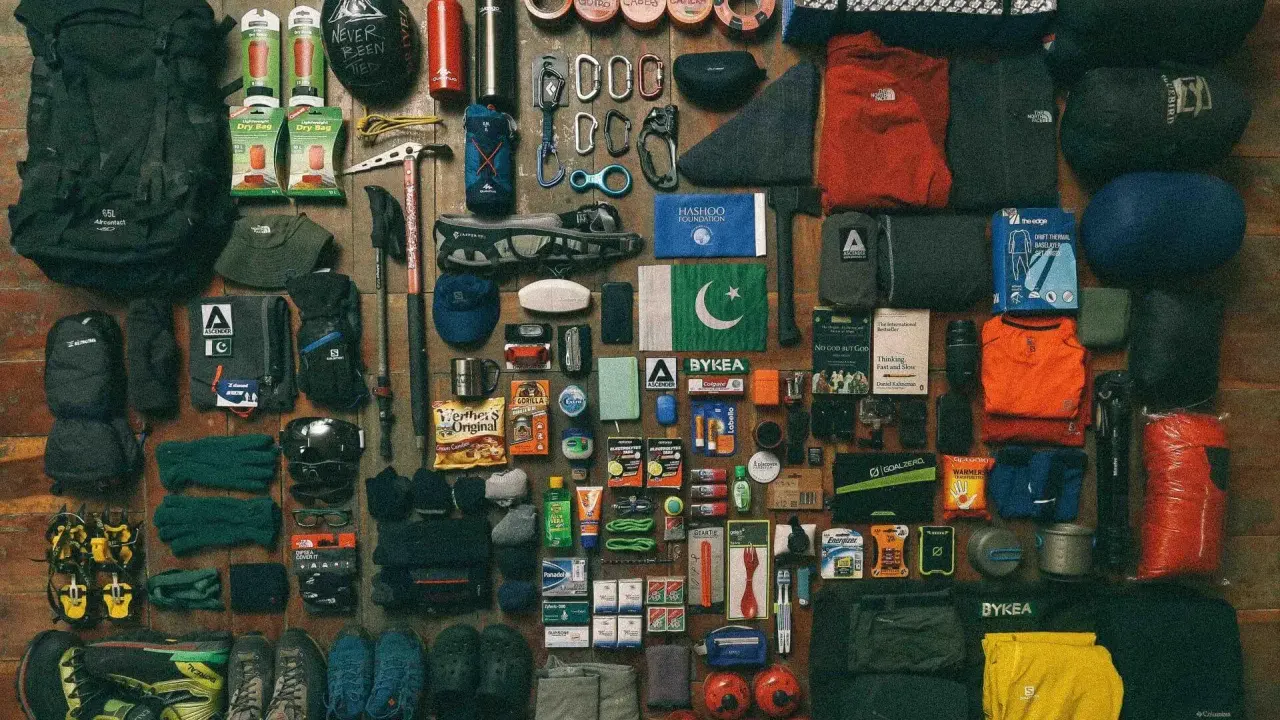 Plecak, śpiwór, odzież, buty, czekan, kijki, raki, kask, okulary, rękawice, apteczka, jedzenie i termos – to wszystko, co zabrać w góry.