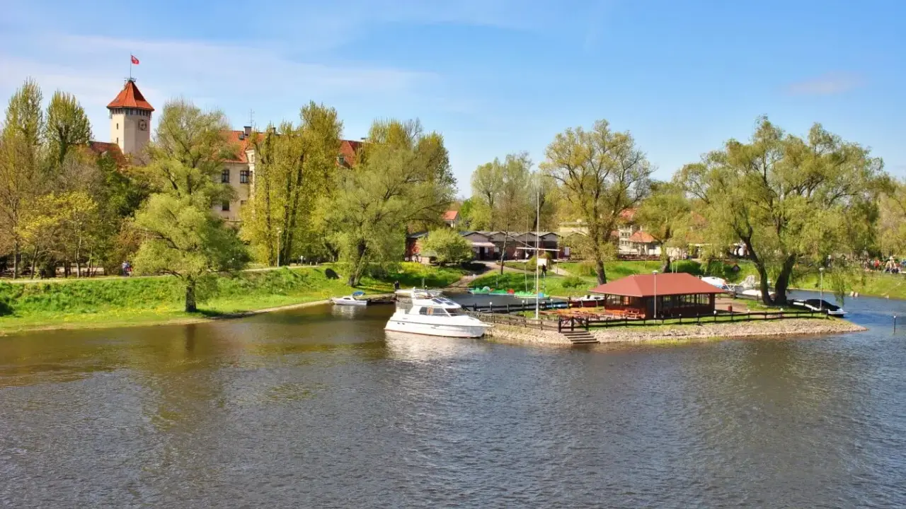 Zamek w Pułtusku i przystań z łodziami to piękne pułtusk atrakcje.