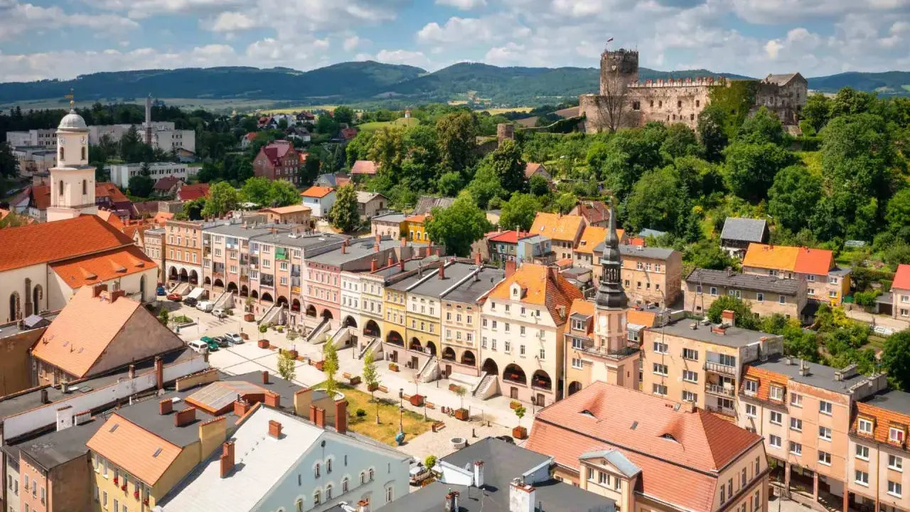 Urokliwy rynek z kolorowymi kamienicami i zamkiem na wzgórzu. Idealne romantyczne miejsca na Śląsku na spacer.