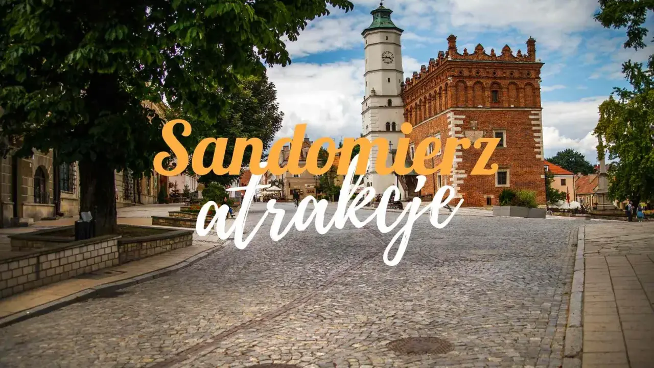Spacer po brukowanym rynku w Sandomierzu, zabytkowym mieście nad Wisłą, z widokiem na zamek i ratusz.