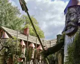 Drewniane rzeźby wojowników tworzą klimatyczną wioskę wikingów na Mazurach.