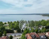 Widok na jezioro i park rozrywki z diabelskim młynem w Giżycku.