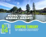 Spokojne jezioro, pomost i budynki kempingowe. Idealne miejsce, by poznać Tumiany, Warmia i Mazury, i dowiedzieć się, co można robić nad jeziorem.