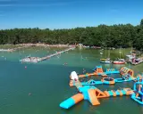 Letnie szaleństwo na wodnym placu zabaw na jeziorach lubuskich. Tłumy ludzi, dmuchane zjeżdżalnie i trampoliny.