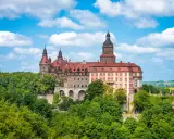 Zamek Książ, jeden z najlepszych zamków w Polsce, wznosi się dumnie wśród zieleni.