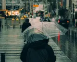Deszczowy dzień w mieście. Nawet w taką pogodę można znaleźć ciekawe **ciechanów atrakcje dla dzieci**, np. wesołe miasteczko pod dachem.