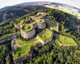 Forteca Srebrna Góra, jedno z najciekawszych miejsc na Dolnym Śląsku, góruje nad lasami.