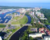 Widok z lotu ptaka na port jachtowy i miasto. Idealne miejsce na jednodniowe wycieczki zachodniopomorskie.