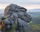 Gigantyczne skały na tle zielonych dolin. Góry Stołowe w zachodzącym słońcu, tworzące niezwykły krajobraz.