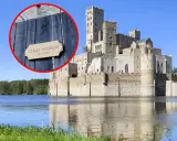 Zamek w Stobnicy, otoczony wodą, z tabliczką "zakaz wejścia". Wnętrze zamku niedostępne.