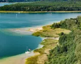 Turkusowa woda, piaszczyste plaże i zielone lasy tworzą malowniczy krajobraz. To **najczystsze jezioro w Polsce**, idealne do żeglowania i wypoczynku.