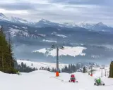 Śniegowe armatki na stoku, kolejka linowa i zaśnieżone góry. Idealne miejsce, gdzie najlepiej na narty w Polsce.