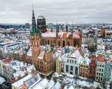 Zimowy Gdańsk zachwyca! Ratusz i Bazylika Mariacka w śnieżnej scenerii to idealne gdańsk atrakcje dla dorosłych, szukających piękna i historii.
