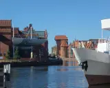 Gdańsk Starówka atrakcje: biały statek na pierwszym planie, w tle zabytkowe kamienice i Żuraw.