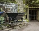 Wejście do Podziemnego Miasta Osówka, z wagonikiem i manekinem górnika. To jedno z wielu podziemnych miast w Polsce.