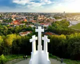 Góra Trzech Krzyży w Wilnie góruje nad miastem, oferując zapierającą dech w piersiach panoramę. Wysokość tego monumentu pozwala podziwiać architekturę i zieleń.