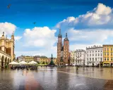 Krakowski Rynek Główny, jeden z największych rynków w Polsce, z Sukiennicami i Kościołem Mariackim.