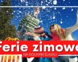 Rodzina rzuca śnieżkami na tle zaśnieżonych gór. Cieszcie się feriami zimowymi 2026 dolnośląskie!