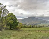 Jesienne Bieszczady, chmury nad górami. Co robić w Bieszczadach, gdy pada? Podziwiać widoki, szukać schronienia w karczmie.