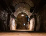 Wnętrze tunelu w kompleksie Riese. Warto zobaczyć surowe ściany, zbrojenia i ekspozycje informacyjne.