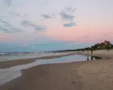 Zachód słońca nad morzem w Łebie. Spacer po plaży, romantyczne widoki, idealne łeba atrakcje dla dorosłych.