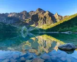 Morskie Oko, perła Tatr, zachwyca o każdej porze roku. To miejsce, co warto zobaczyć w Tatrach, oferuje niesamowite widoki i spokój.