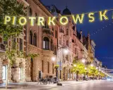 Ulica Piotrkowska nocą, rozświetlona neonami i girlandami, to jedna z głównych łódzkich atrakcji turystycznych.