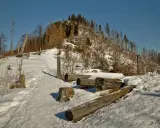 Śnieg pokrywa ścieżkę na **nosal góra samobójców**. Leżące pnie drzew i kikuty tworzą surowy krajobraz.