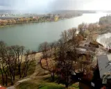 Malownicze jeziora w Kujawsko-Pomorskim, z drzewami w jesiennych barwach i miastem w tle.