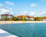 Sopot – piękne, ciekawe miejsca w Polsce na jednodniowy wypad. Spacer po plaży i widok na zabytkowe hotele.